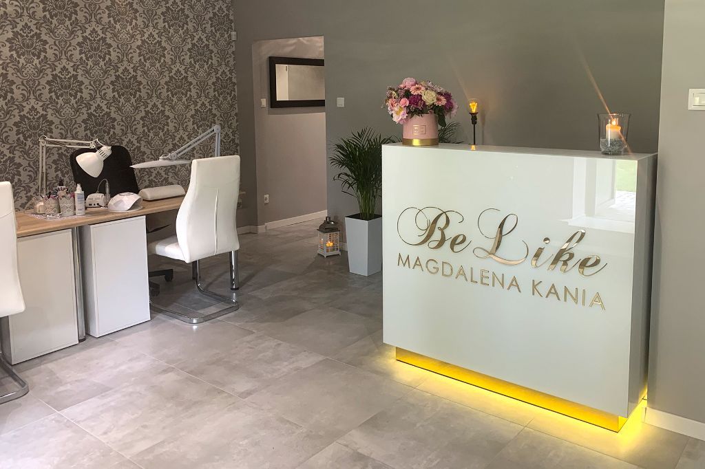 Wnętrze salonu BeLike - profesjonalne stanowiska do manicure i pedicure w Katowicach